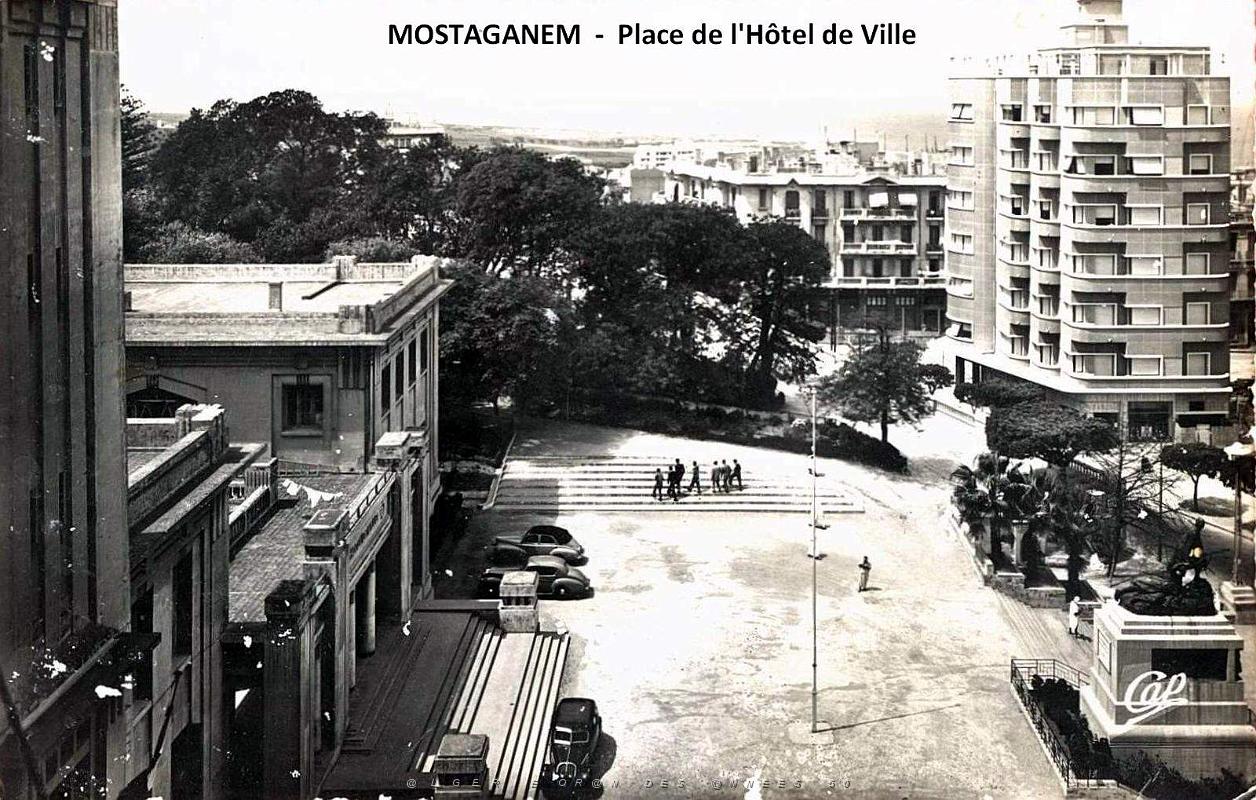 Mostaganem - Place de l'Hotel de Ville.jpg